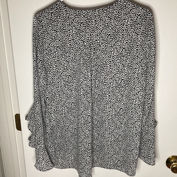 Vince Camuto Black and White V Neck, Ruffle Sleeve Blouse. Size M - Picture 2 of 11